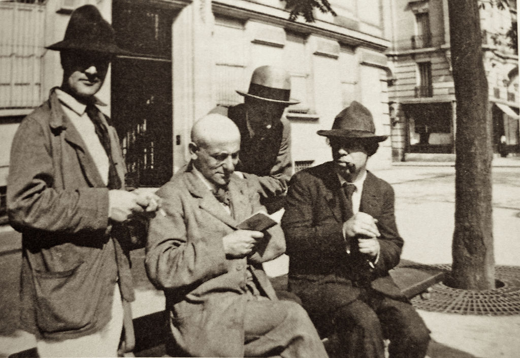 Amedeo Modigliani, Max Jacob, André Salmon et Manuel Ortiz de Zárate. Photographie prise par Jean Cocteau à Montparnasse en 1916..jpg