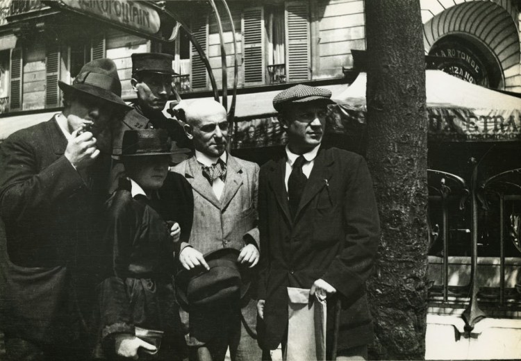 Manuel Ortiz de Zárate, Henri-Pierre Roché (en uniforme), Marie Vassilieff, Max Jacob et Pablo Picasso .jpg